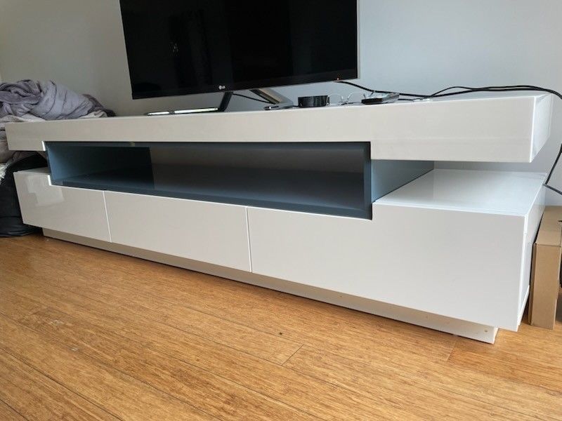 Telewizor LG , pralka Whirlpool, szafka RTV Azzardo