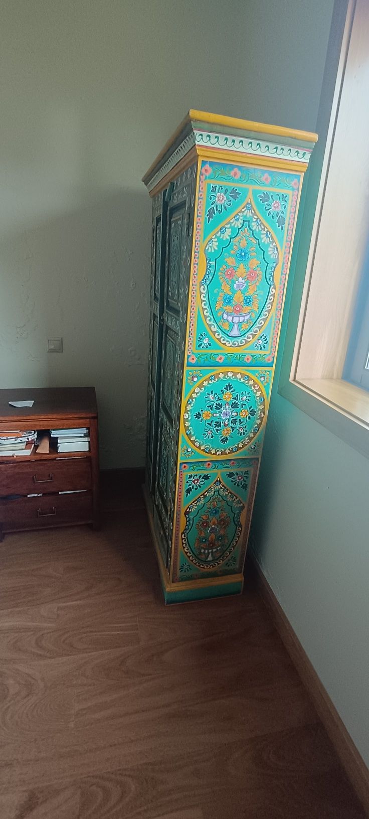 Móvel em madeira maciça pintado à mão – peça única e com ótima arrumaç