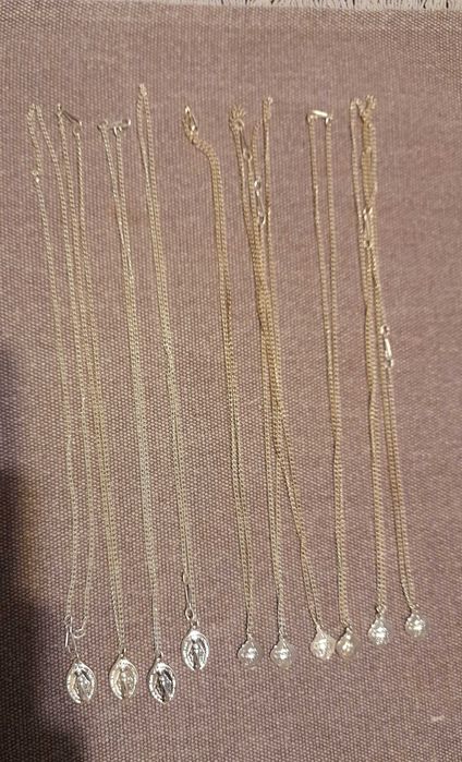 10 łańcuszków z medalikami