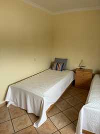 mobiliário de quarto com 2 camas de solteiro