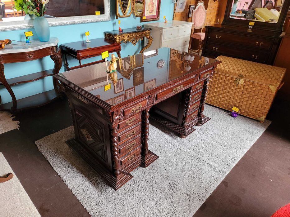 Fantástica secretária antiga em madeira maciça com gavetas em