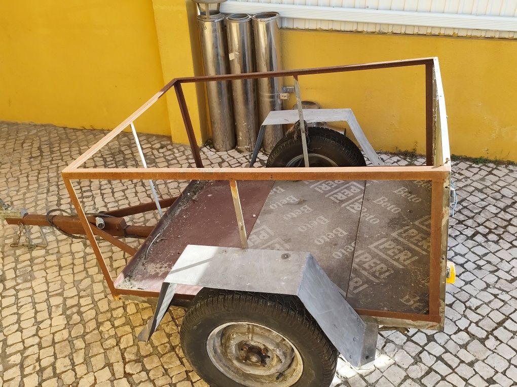 Atrelado para vários transportes em óptimo estado geral