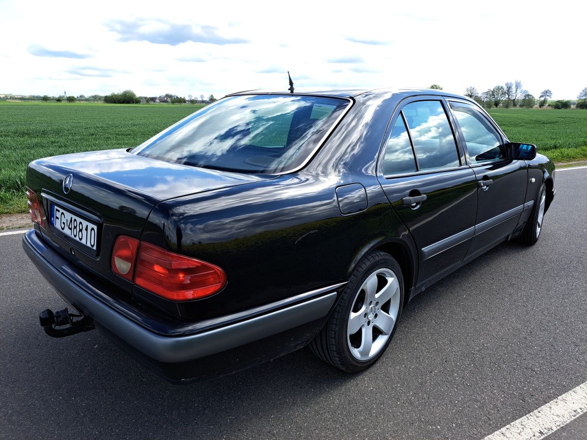 Mercedes E klassa 2.2 zwykly Diesel 95 km Automat Zadbany