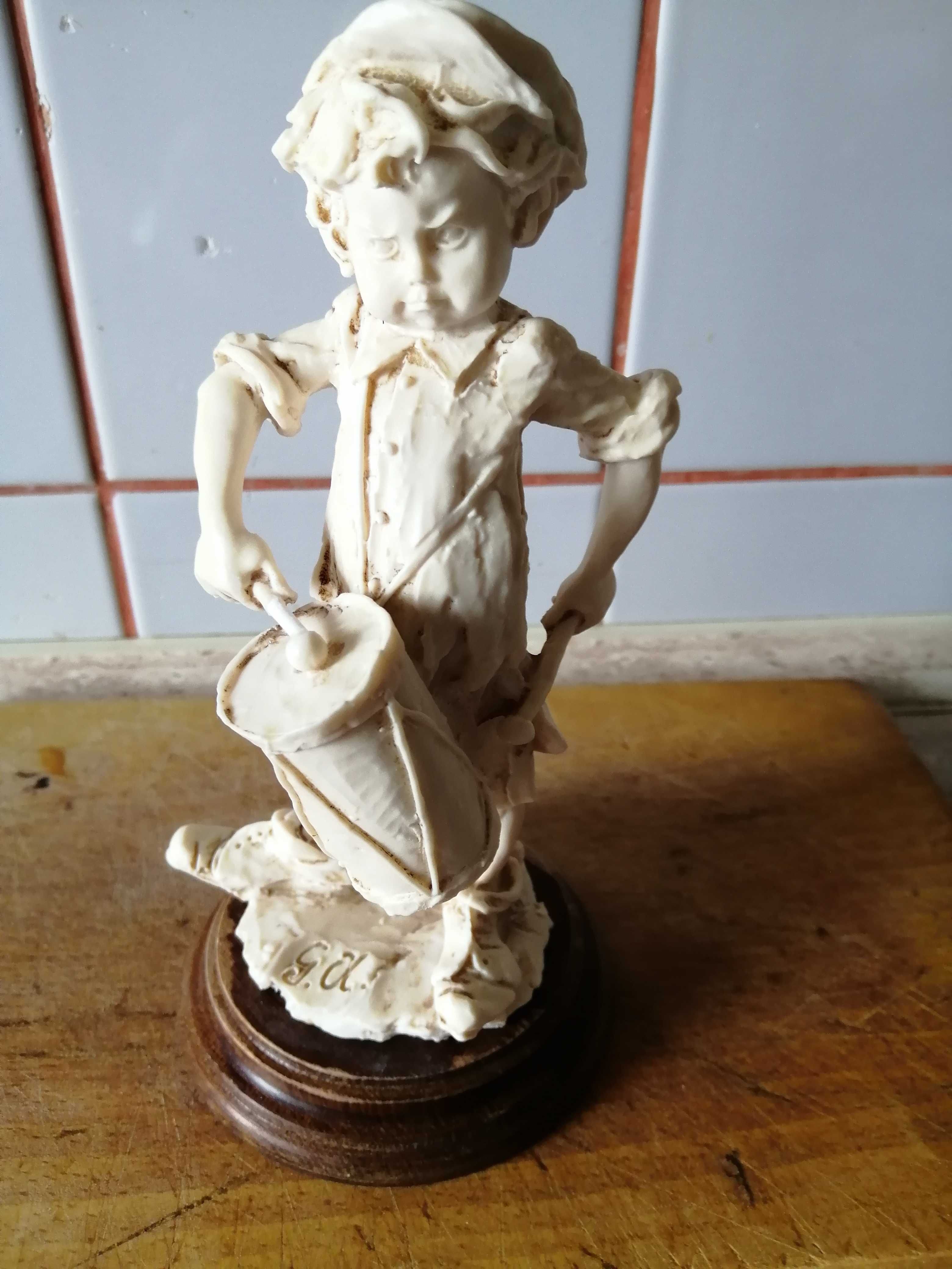 Stara alabastrowa statuetka rzeżba " Mały dobosz "