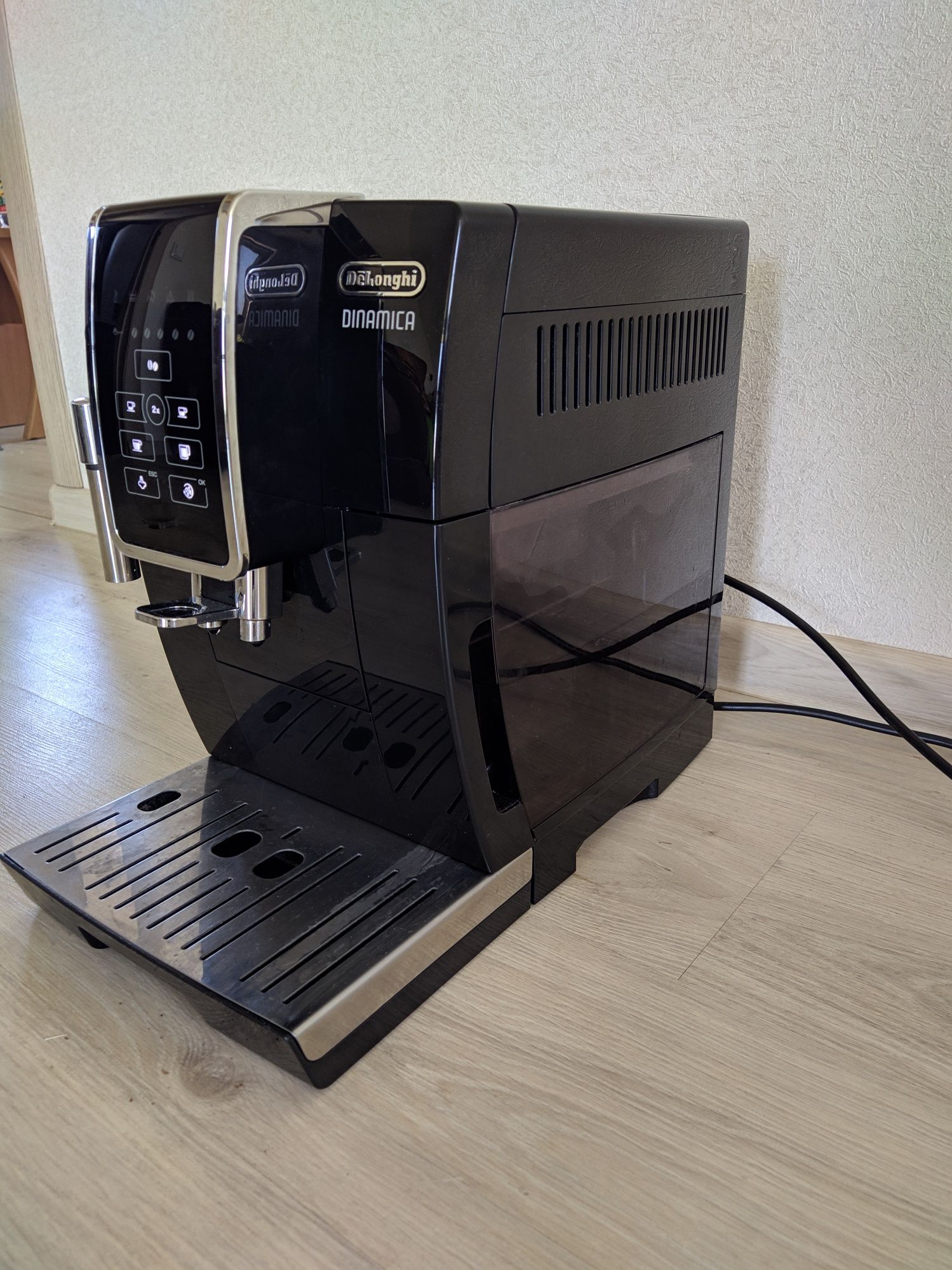 Кофемашина Delonghi Dinamica