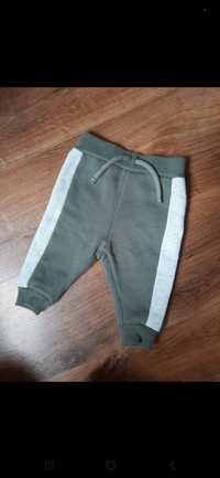 Dresowe spodnie zielone z lamówka khaki 68 primark