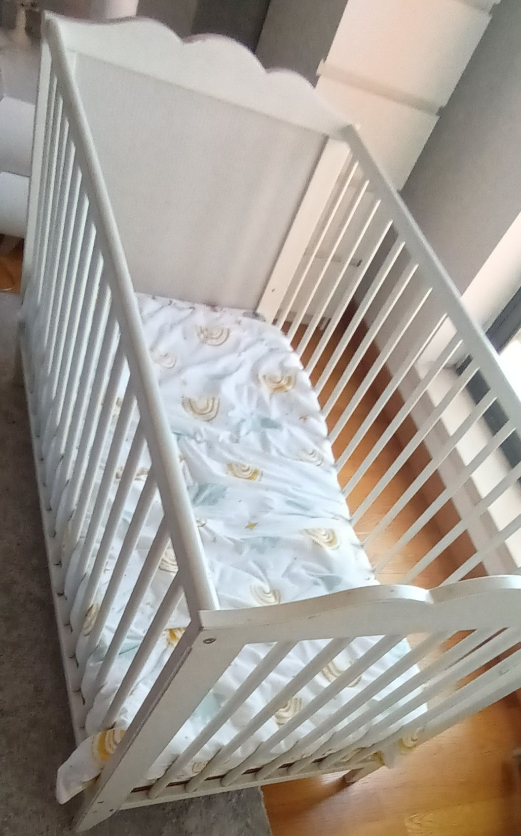 Cama de bebé e trocador de fraldas