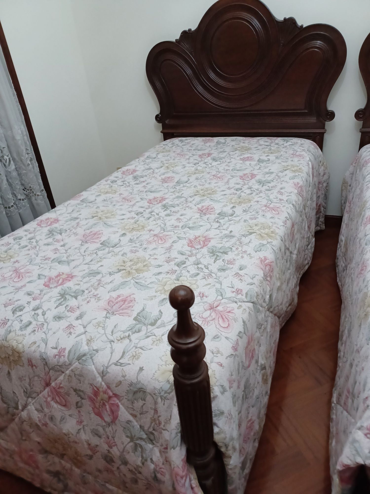 Mobilia quarto 2 camas.