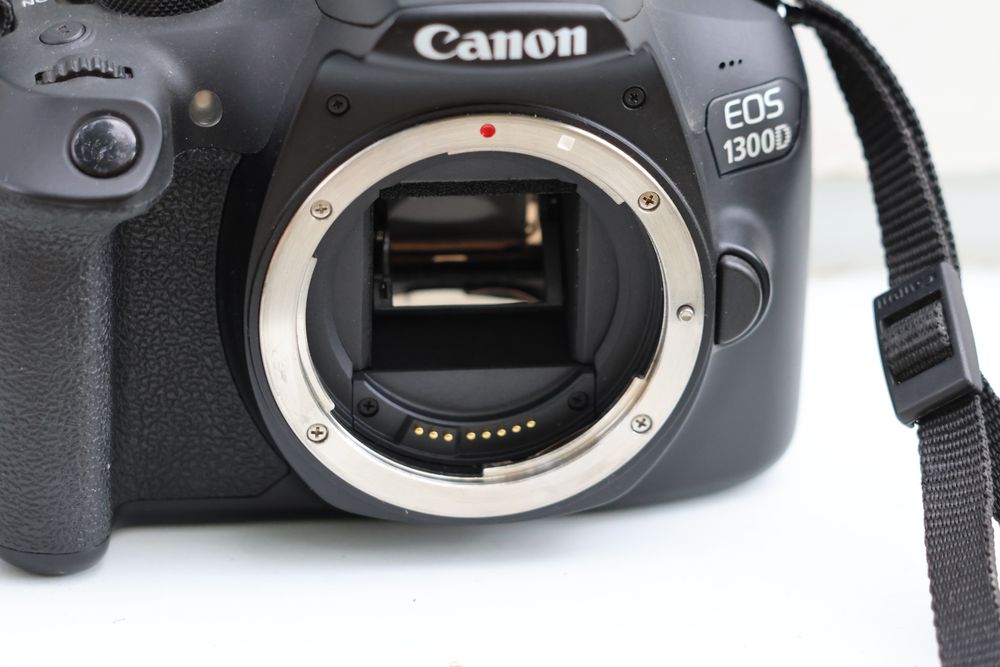Дзеркальний фотоапарат Canon EOS 1300D Body (тушка)