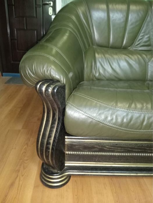 Шкіряний диван ,2 пуфи ,стіл .Італія