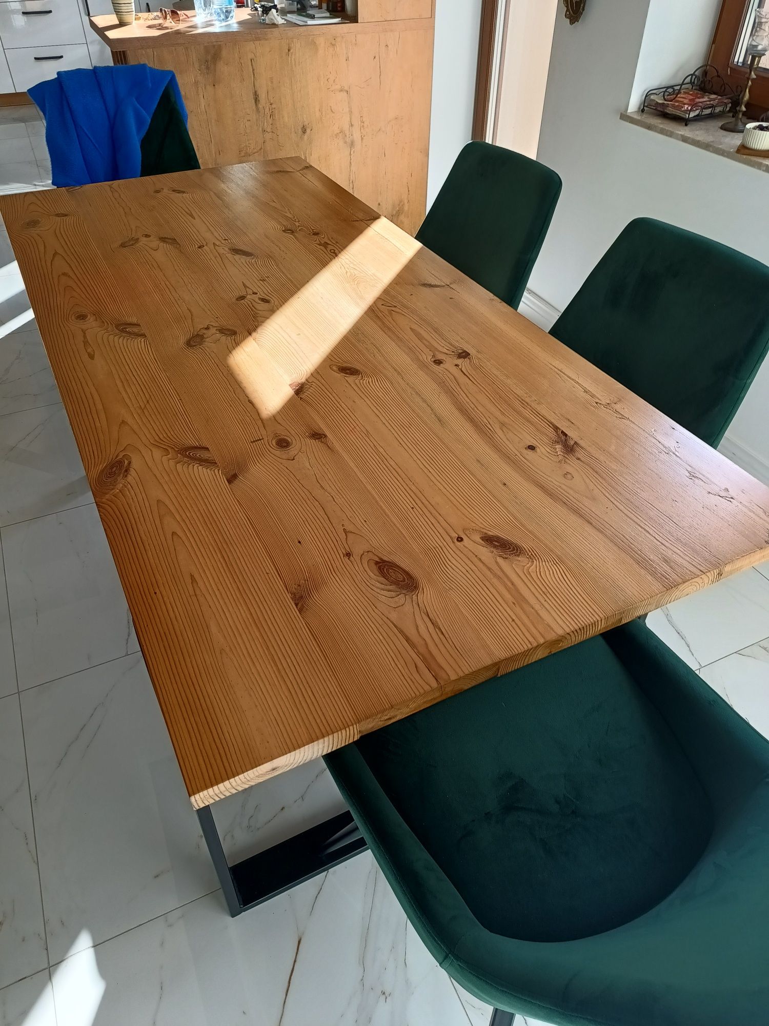 Blat do salonu kuchni tylko dorobi. Nogi