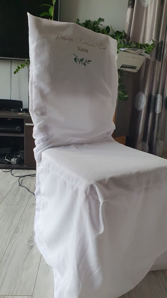 Biały pokrowiec na krzesło dla dziecka pierwsza komunia święta Stasia