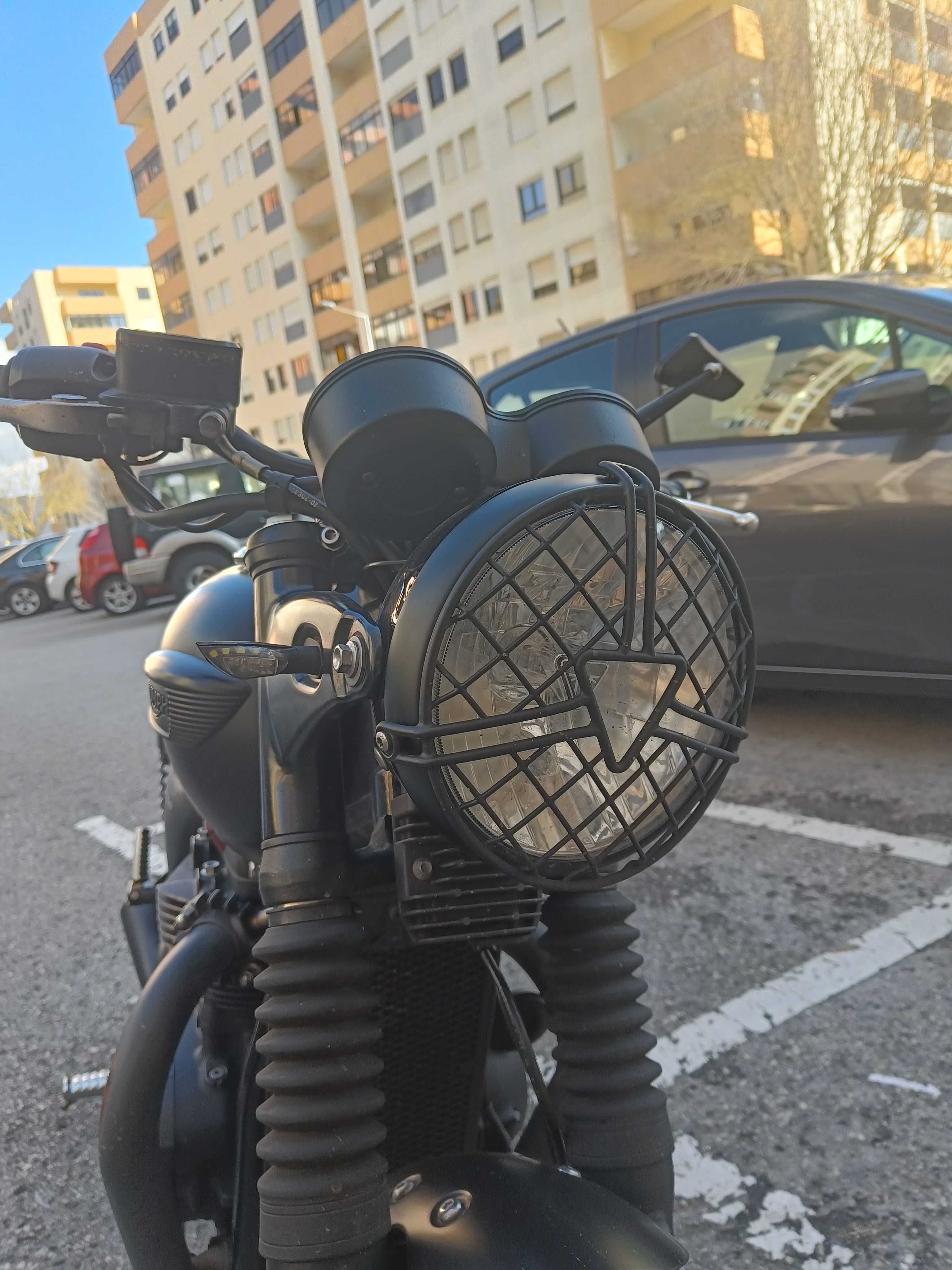 Triumph Bonneville T100 Black Edition