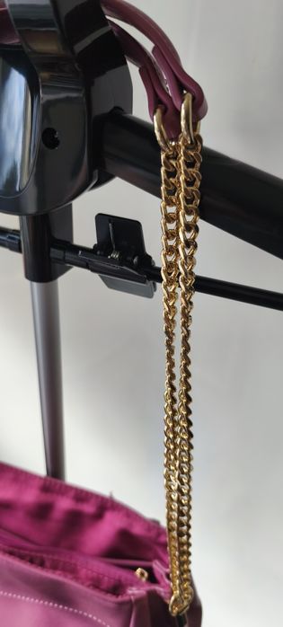 Fioletowa torebka na łańcuchu