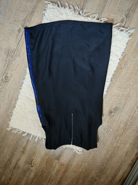 Niebieska sukienka z cekinami