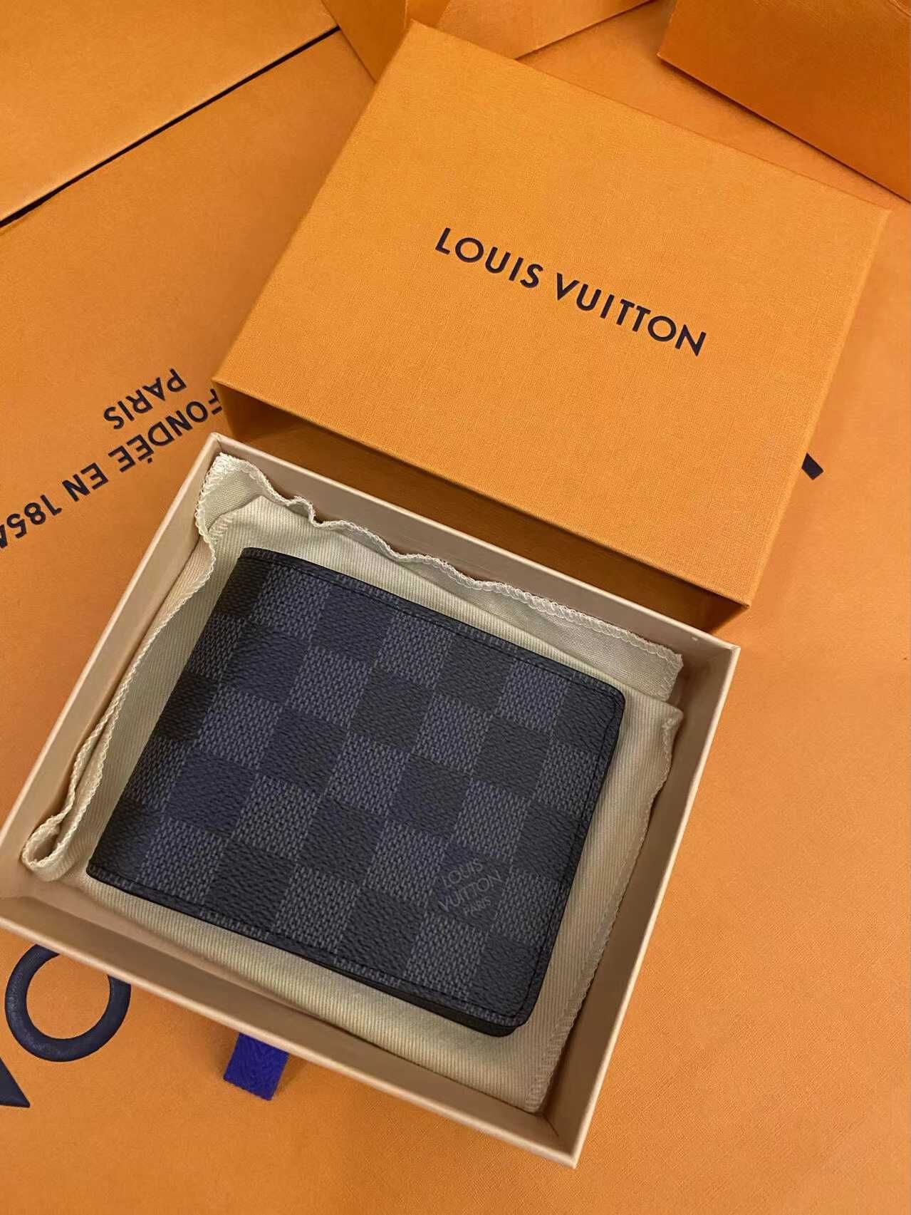 Czarne etui na monety Louis Vuitton w szachownicę