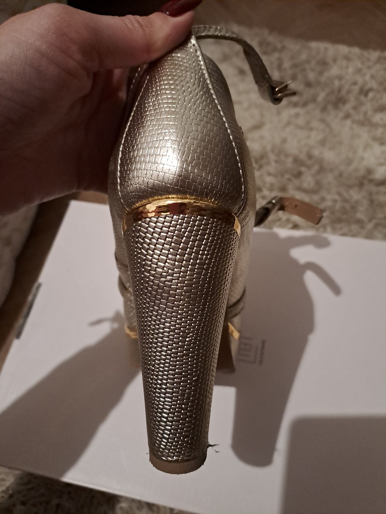 Sapato de salto alto dourado