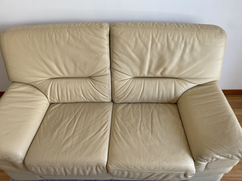 Conjunto de 2 sofás de 2 lugares em pele bege