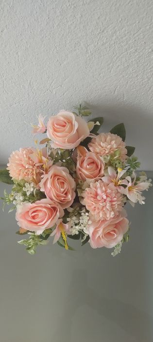 Piękna kompozycja na grób stroik na drewnie