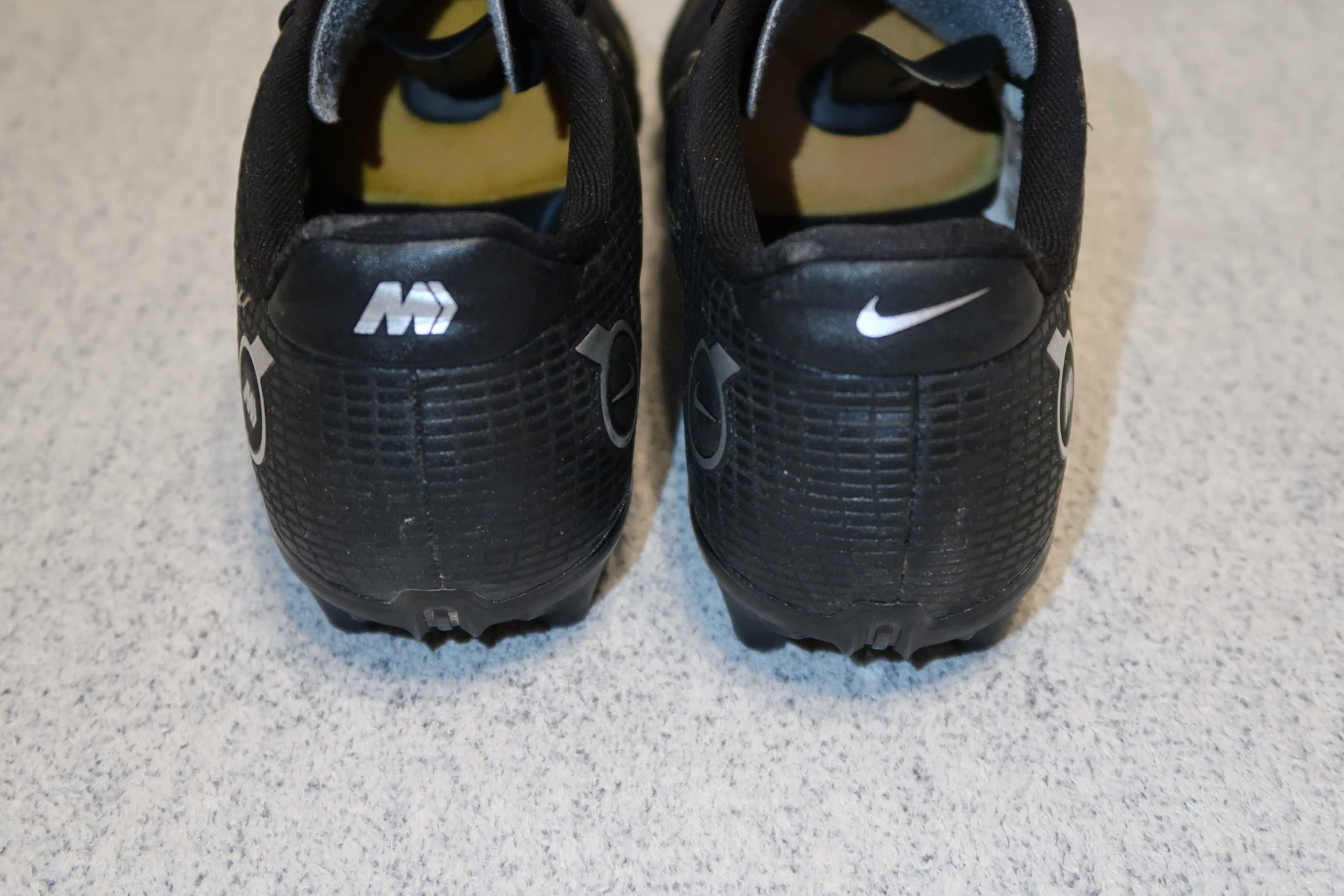 Футбольные бутсы с пластиковыми шипами Nike оригинал - 37,5 размер