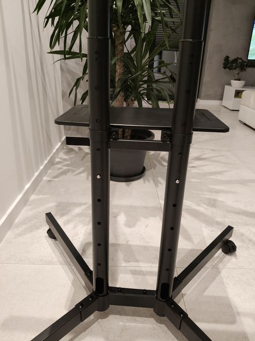 Mobilny stojak na telewizor firmy Bontec FN611-WN