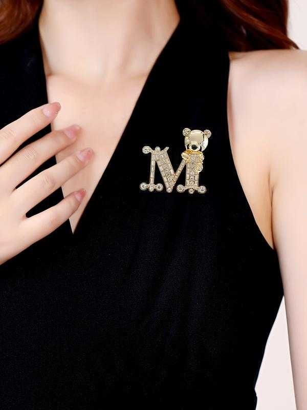 Золотая брошь буква M с мишкой Max Mara мишка брошка