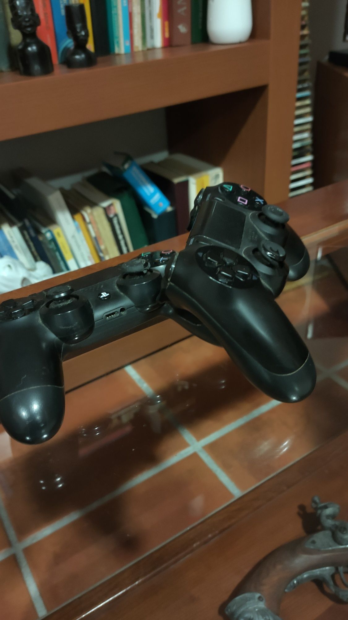 PS4 com mais dois comandos