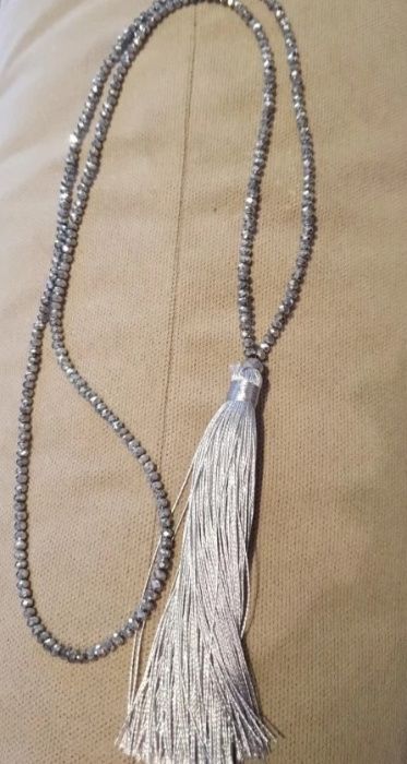 Бусы стеклянные серебристые с подвеской кисточкой. ожерелье.