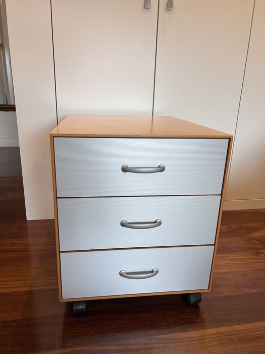 Armário com gavetas e rodas para escritório