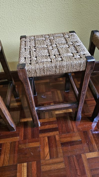 Bancos em madeira e assento em corda