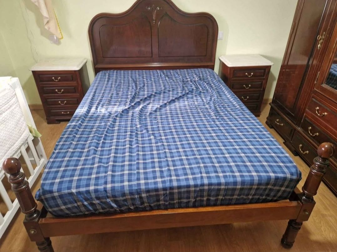 Mobília de quarto - madeira maciça