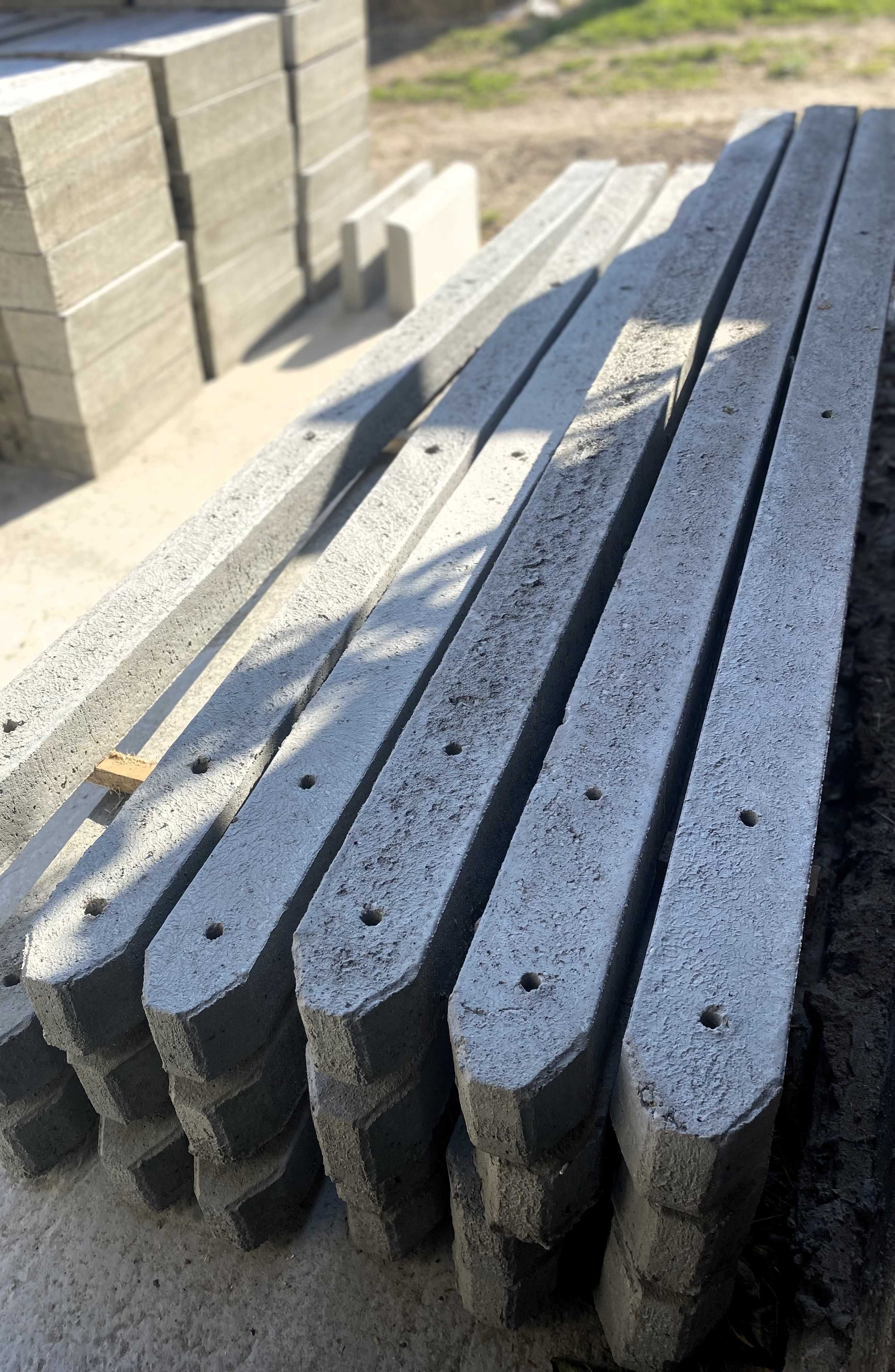 Słupek betonowy do ogrodzeń (do siatki leśnej)/2.20m