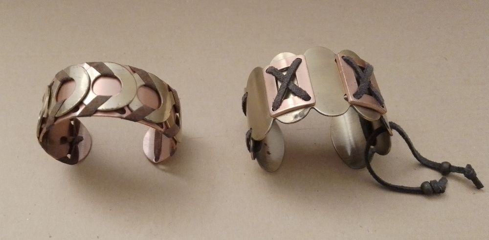 Par de pulseiras de metal