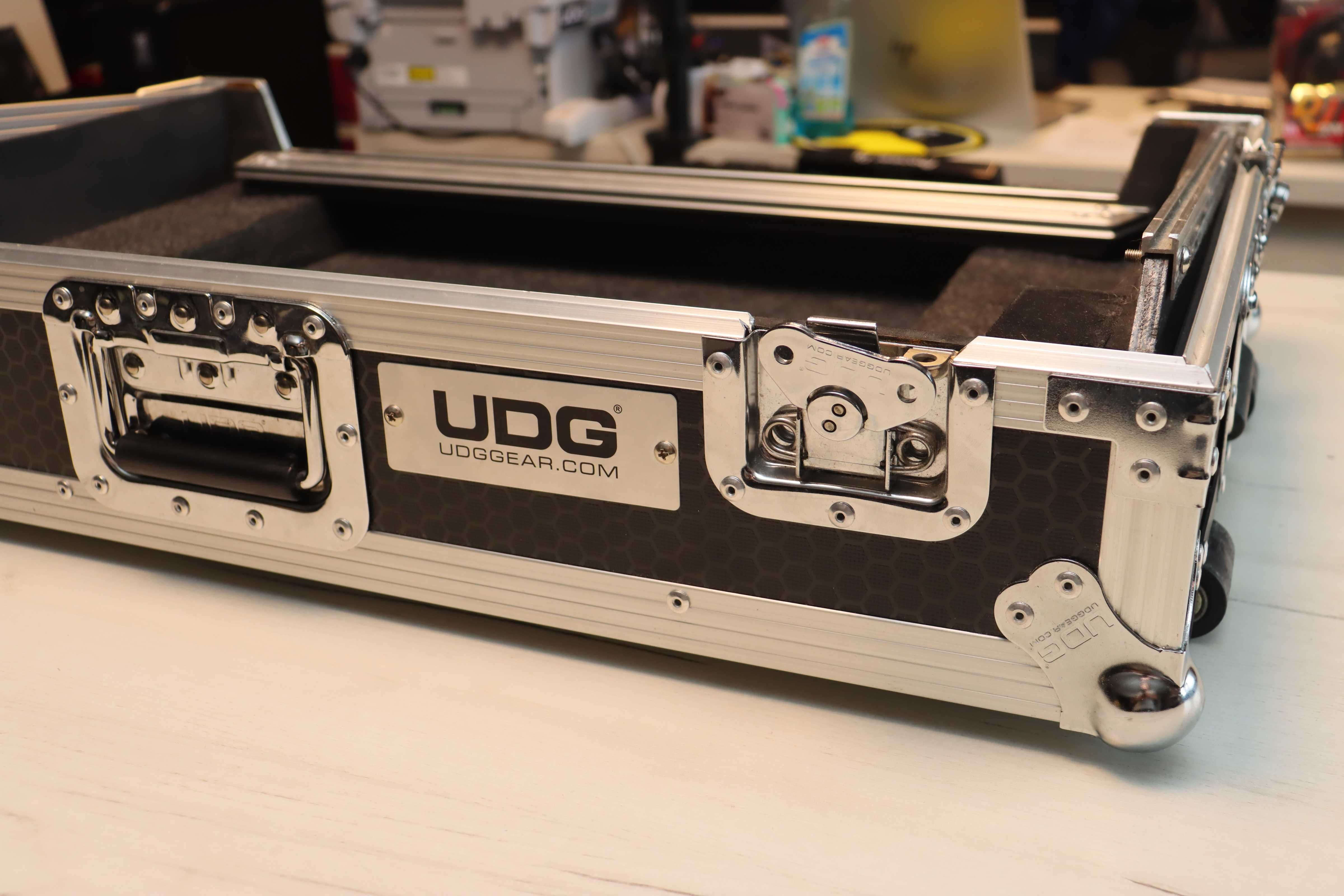 Case na rolkach UDG Pioneer XDJ RX2 / FLX10