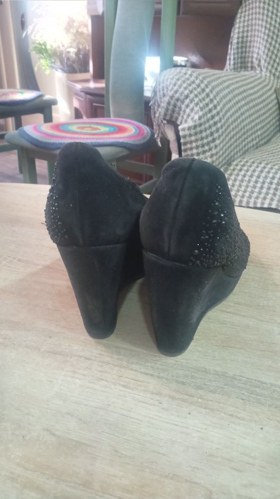Женские замшевые туфли с  камнями