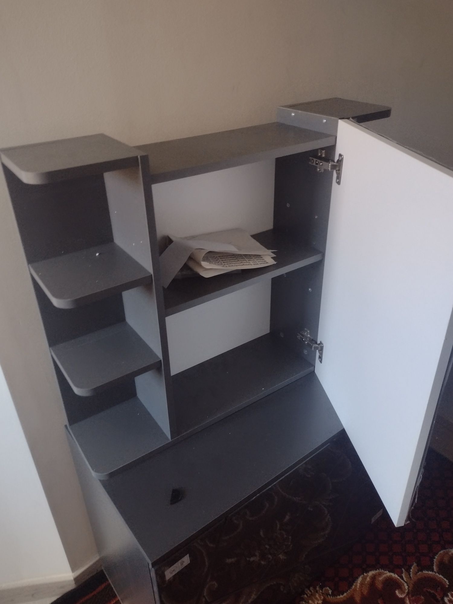 Trzy elementy szafka z lustrem pod zlew i wisząca