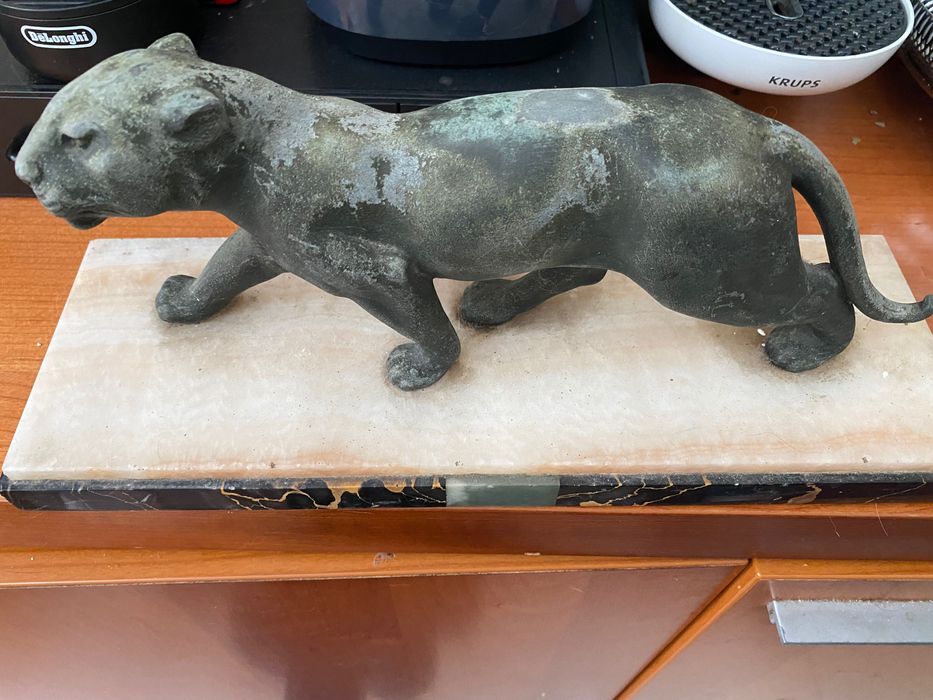 Estátua de bronze puma