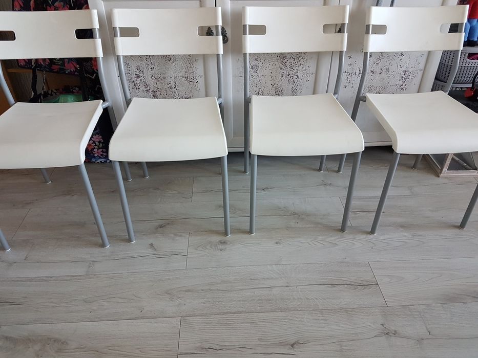 Krzesła 2 jak nowe Ikea białe z matowosrebrnym stelażem, 2 szt.
