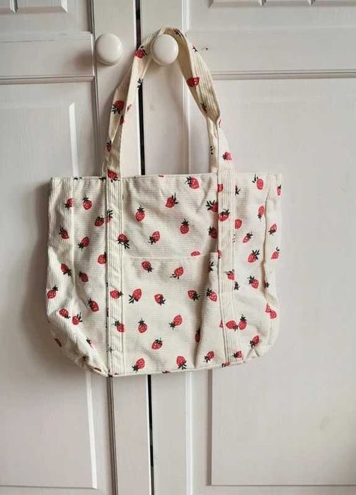 Duża sztruksowa urocza torba shopperka w truskawki.