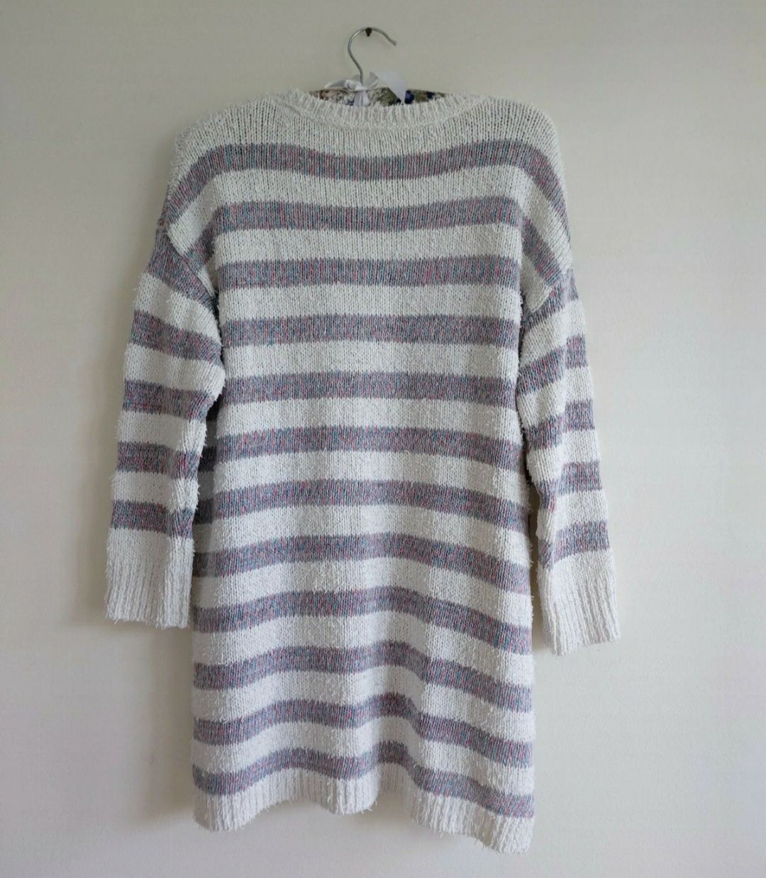 kolorowy sweter w paski plus size biało fioletowy