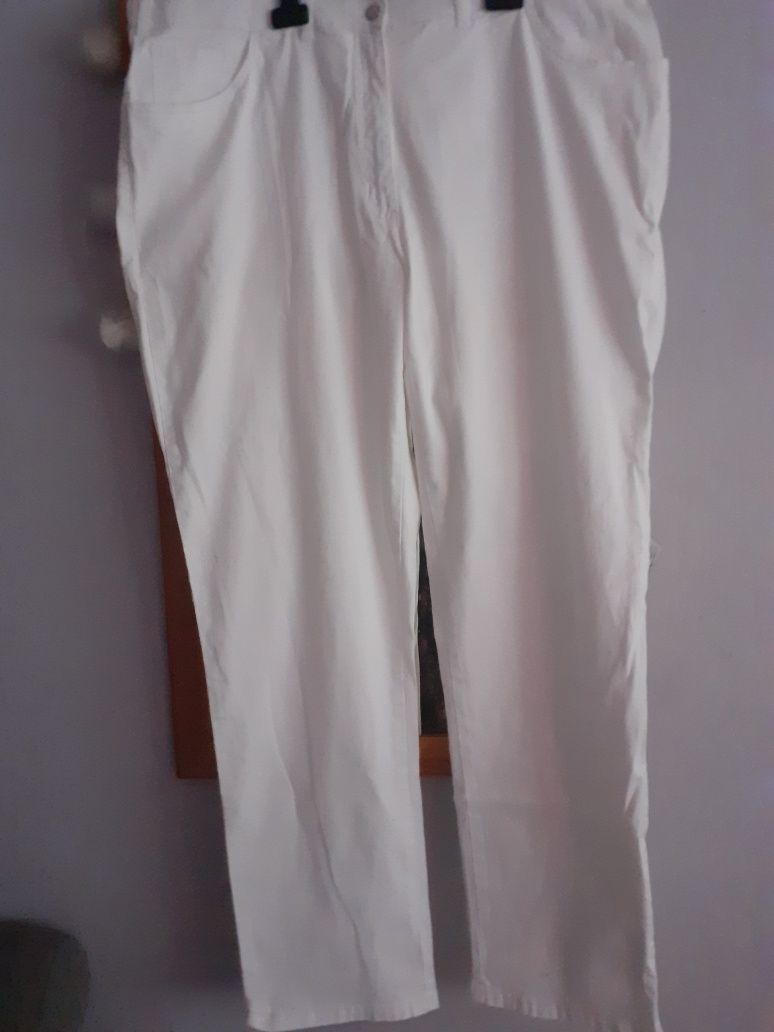 Białe spodnie na lato