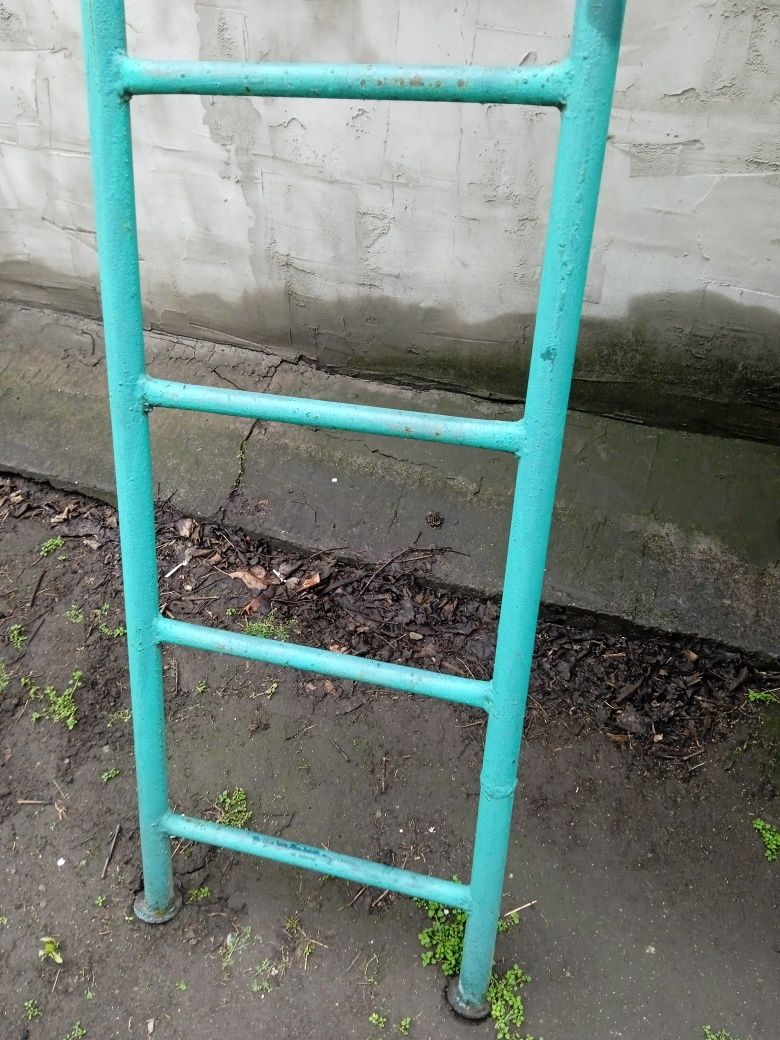 Продам железную лестницу.