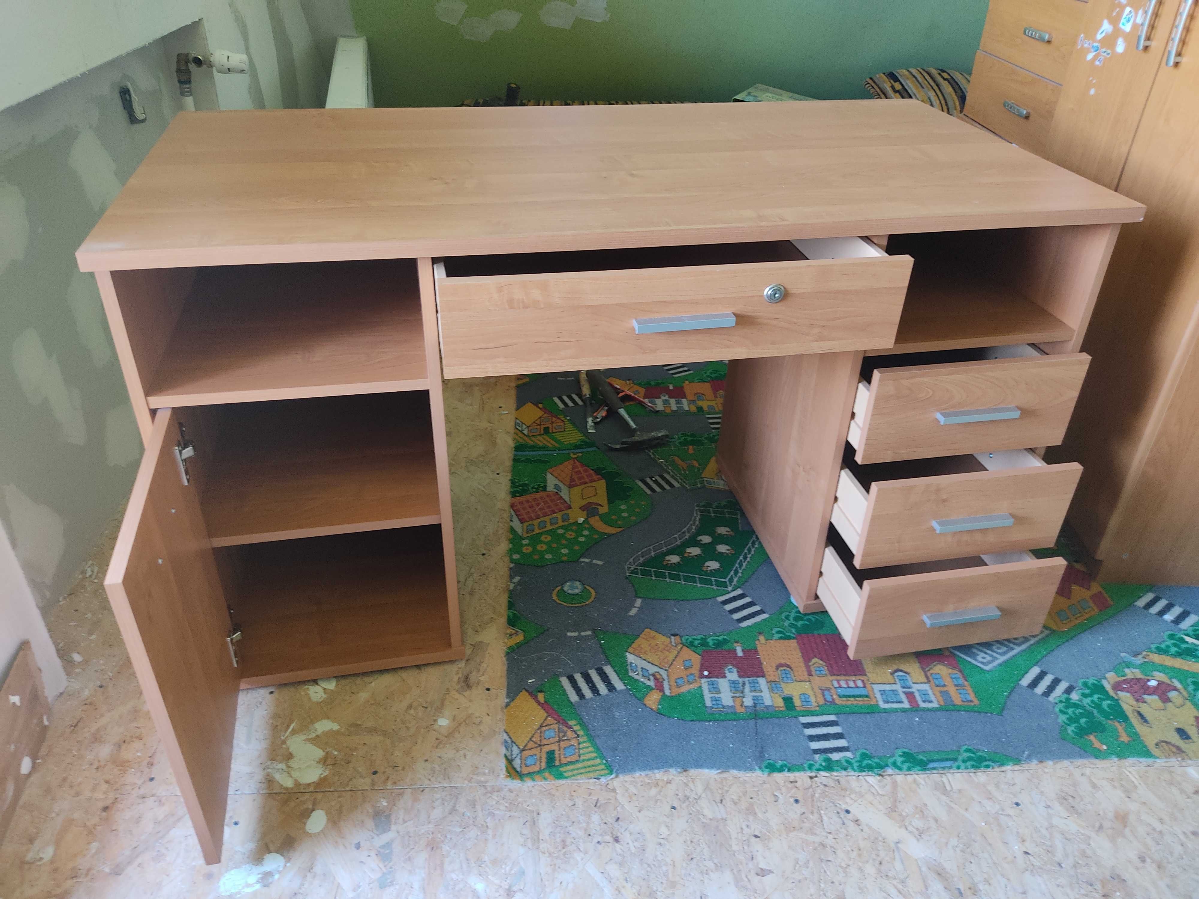 Biurko z szufladami i krzesłem obrotowym