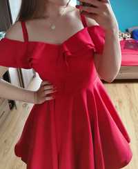 Czerwona sukienka z odkrytymi ramionami
