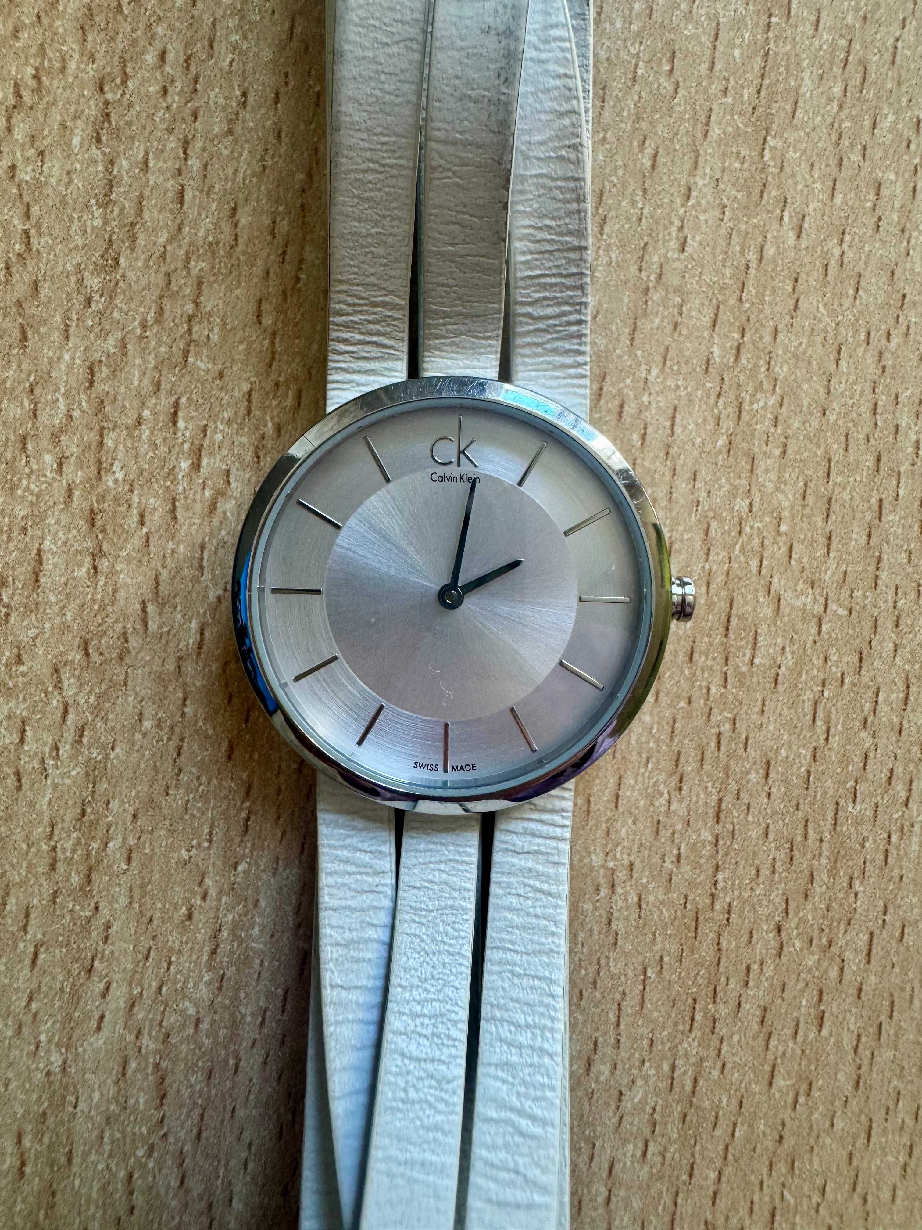 Жіночий годинник Calvin Klein з білим шкіряним ремінцем