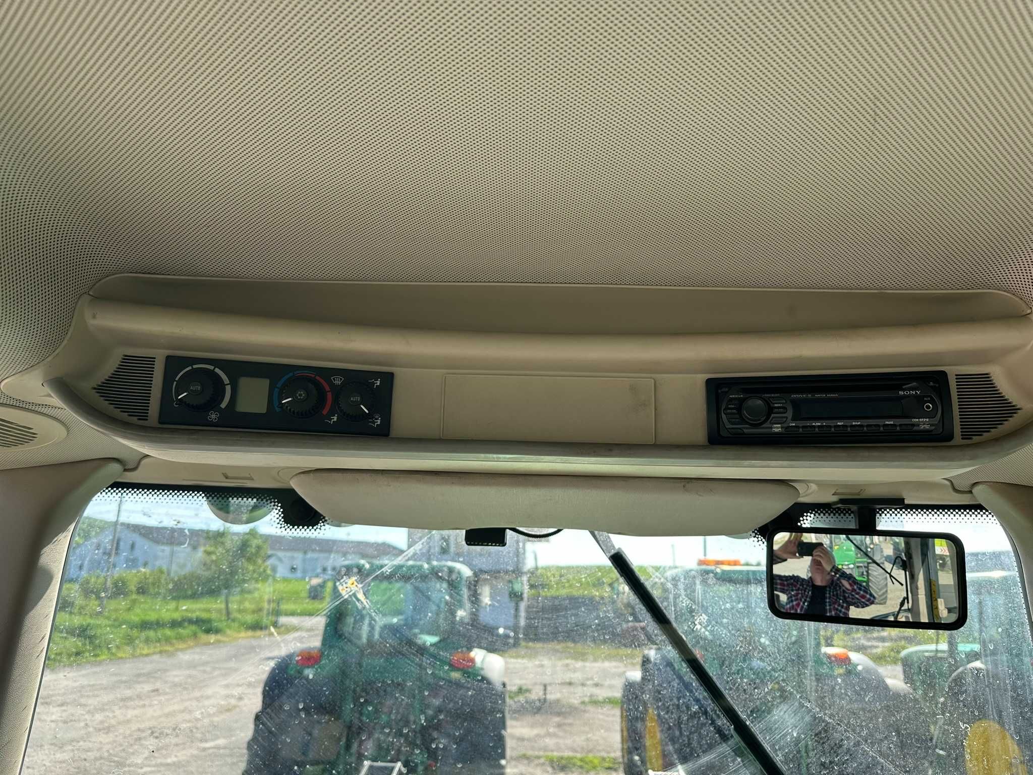 Трактор John Deere 6930 Premium з фронтальним навантажувачем