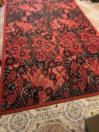 Червоний килим-коврик