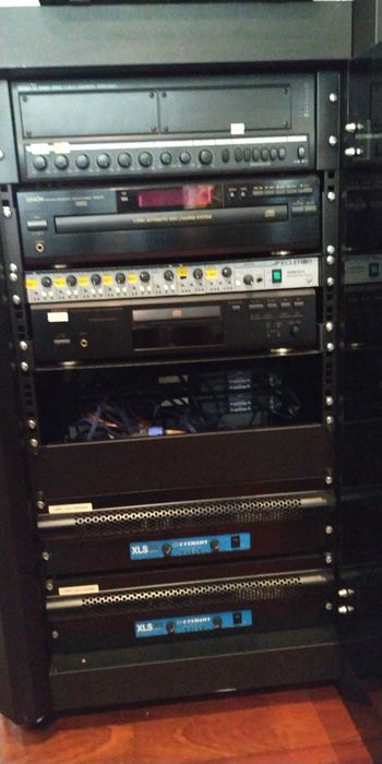 Equipamento de som com movel