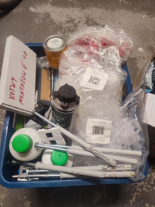 Pozostałości po remoncie piana klej do płytek