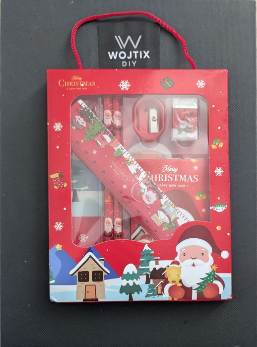 Świąteczny zestaw prezentowy z podstawowymi przyborami szkolnymi